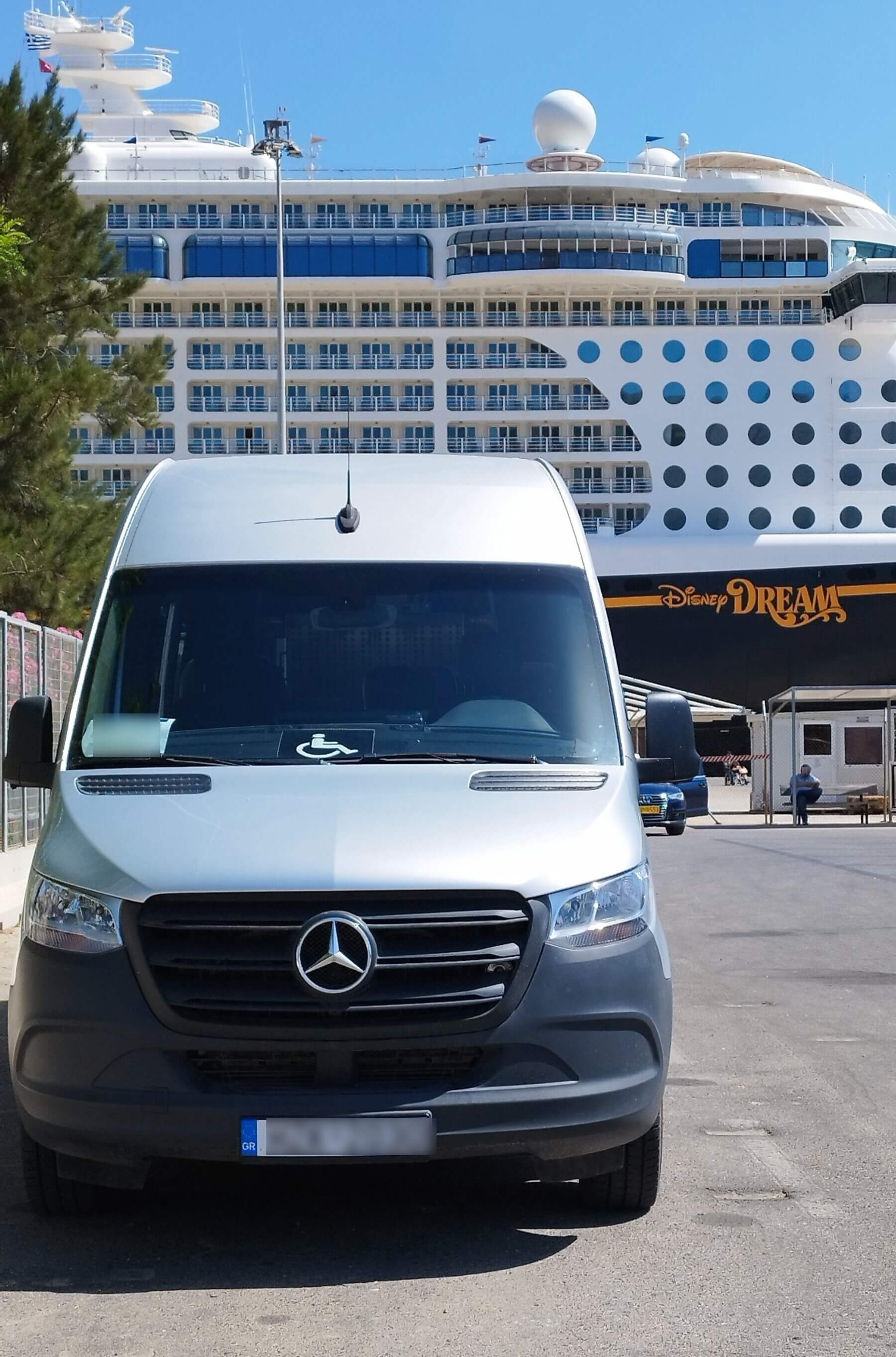 Accessible minibus for cruise passengers in Crete